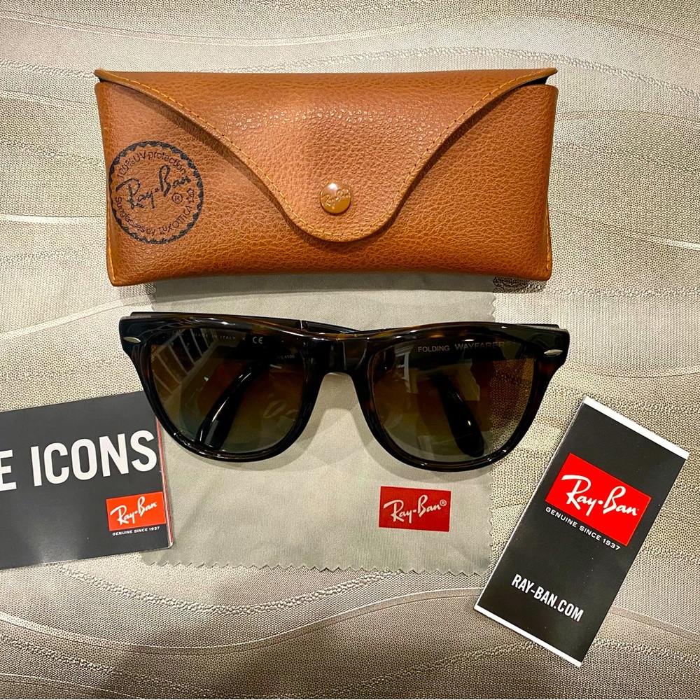 Ray-Ban Folding Wayfarer Sunglasses comes with case, cloth, paperwork 😎